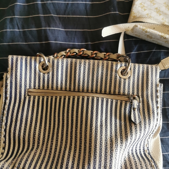Guess purse - Picture 5 of 6